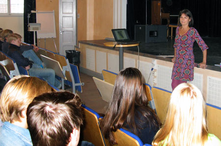 Susanne Söderberg från Lidingö Nyföretagarcentrum höll en föreläsning för blivande UF-elever i Hersby gymnasiums aula. Foto: Anders Nordén