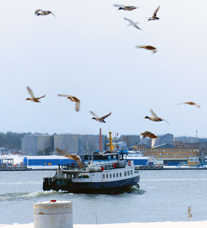 s/s Kanholmen har lämnat Larsbergs brygga på väg mot Frihamnen. Nästa år får vi se henne oftare.