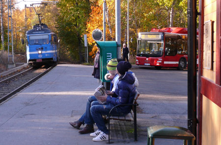 Från idag drivs Lidingöbanan av Arriva. Bussarna körs även i fortsättning av Busslink. Arkivbild från Kottla station.